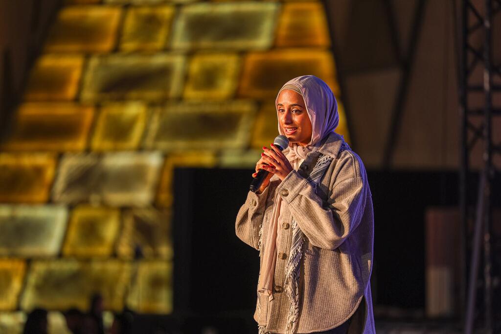 من إيمانها بقوة الكلمة إلى وصولها لملايين المتابعين، تشق المصرية مريم سوليكا طريقها كواحدة من القادة الشباب للأمم المتحدة لعام 2025، حاملةً رؤية إعلامية ترى في الأمل أداة للتغيير، وفي القصص الإنسانية جسورًا بين الشعوب وصنّاع القرار.